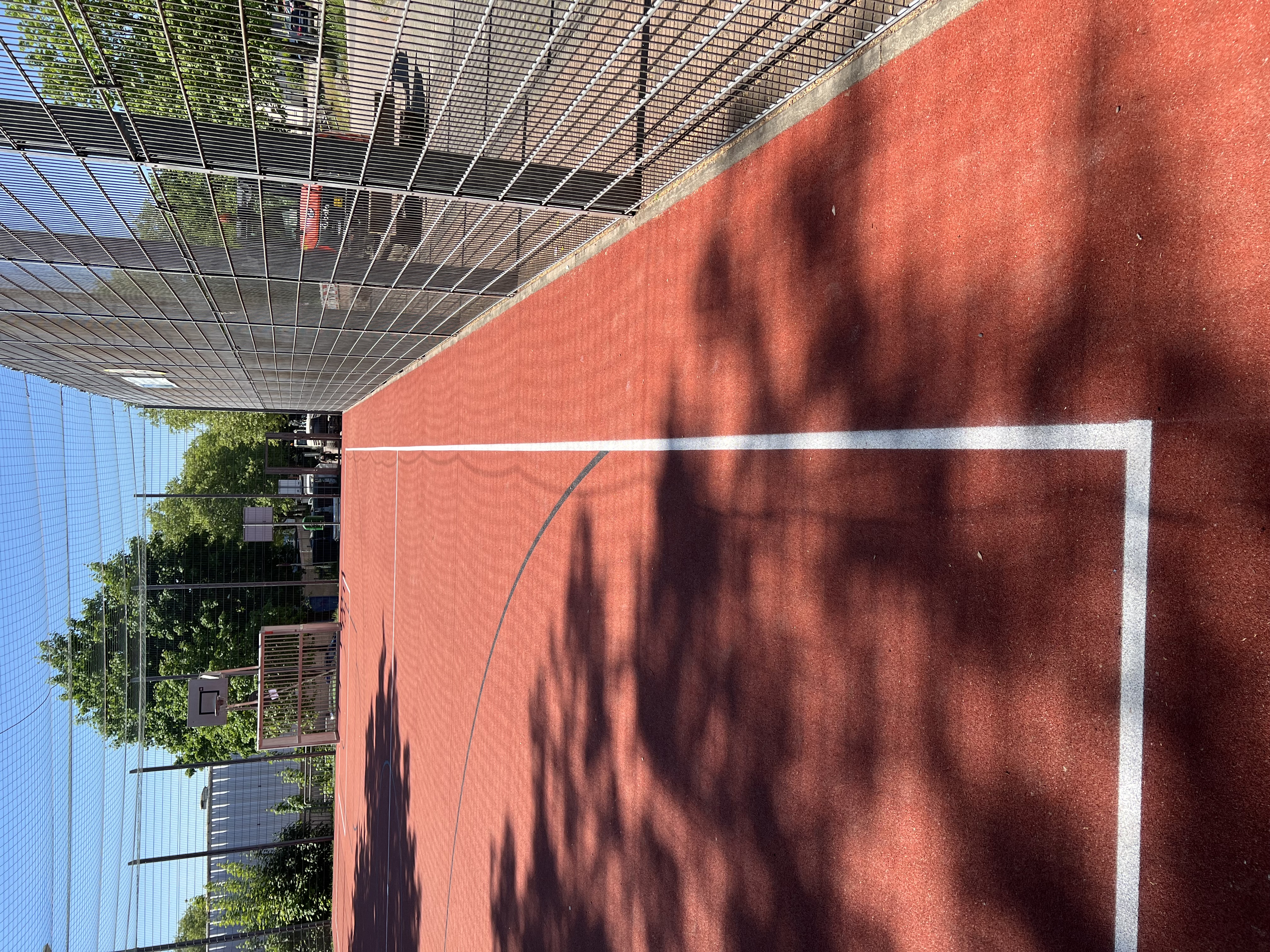 Sportanlage mit Laufbahn und Spielfeld